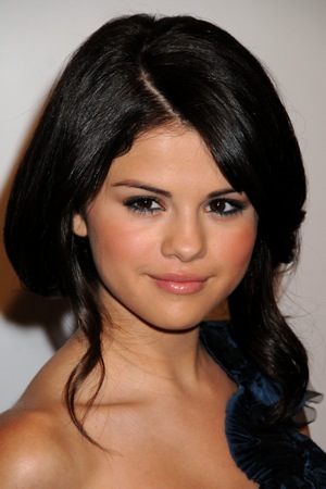 selena gomez new haircut 2010. Selena Gomez